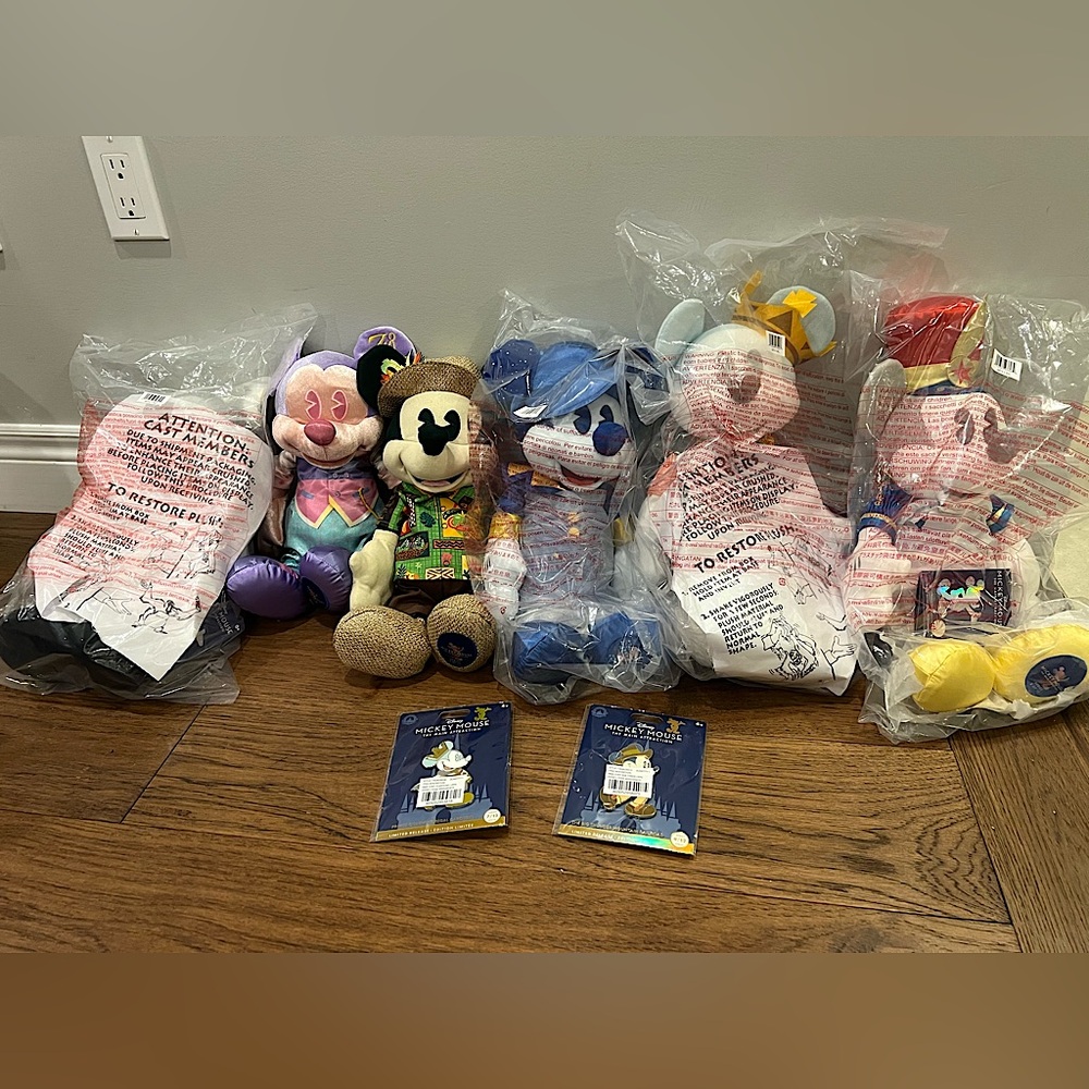 Mickey Mouse the Main Attraction set of 6 Plushes & 2 Pins